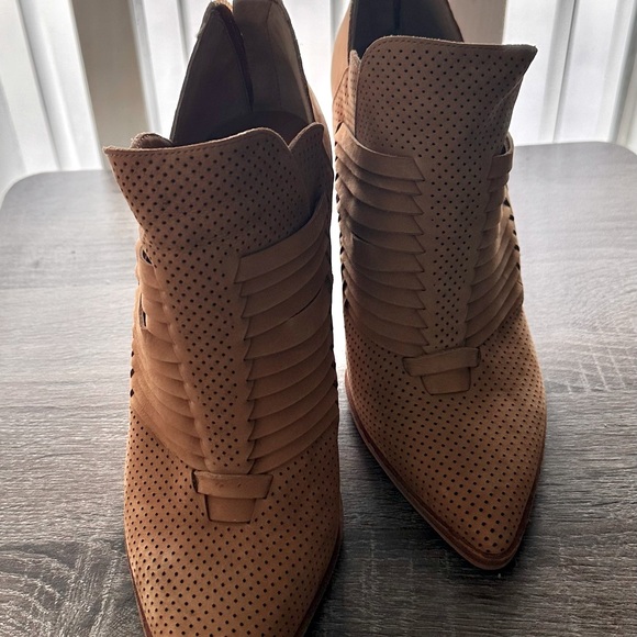NWOT- Vince Camuto Leather Western Booties-Levana Color-Saddle - Picture 5 of 9